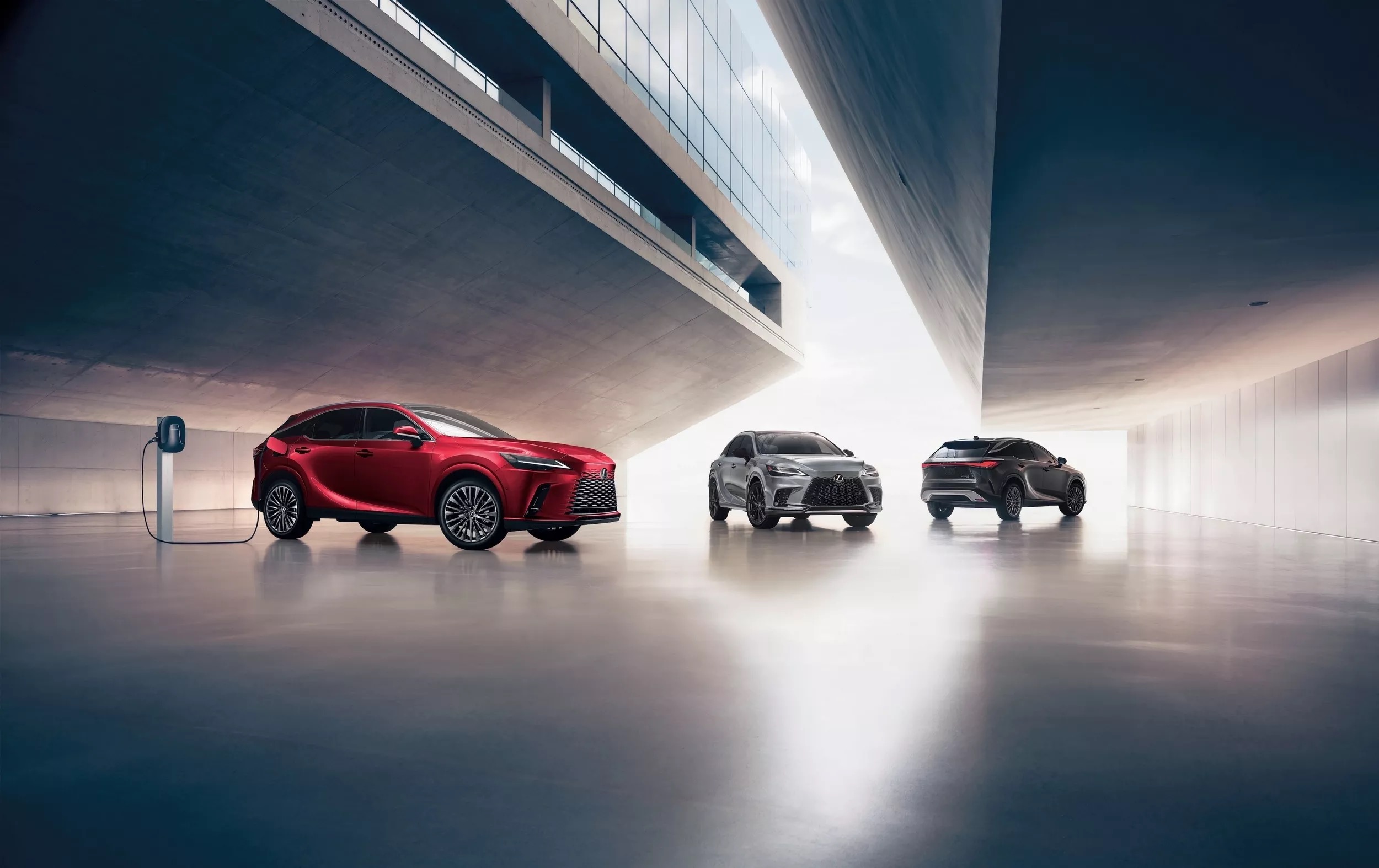 レクサスRXに“買いやすいPHEV”新登場――RX 450h+ Premiumは約987万円から。2026年型はワイヤレス充電が全車標準＆新アピアランスパッケージ