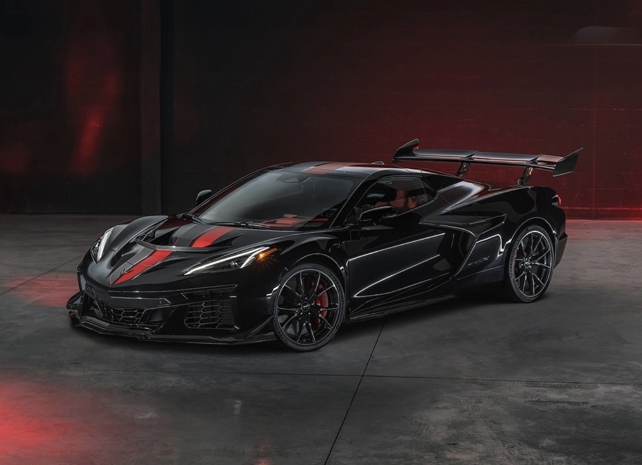 コルベットZR1Xは本当に”ハイパーカー殺し”なのか？── フェラーリF80、ブガッティ・シロンと比較して見えた真実